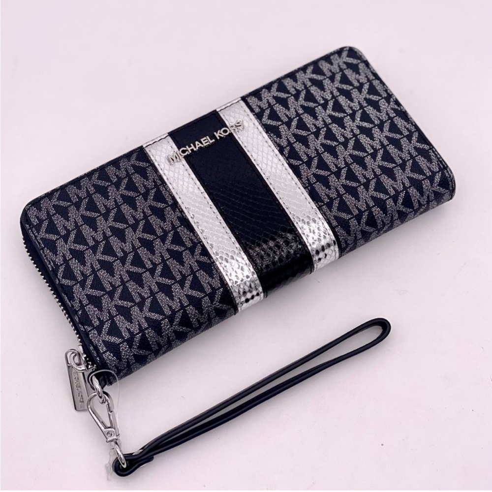 Michael Kors Jet Set Travel Large Signature
Logo and Metallic Continental Wallet - Picture 2 of 11